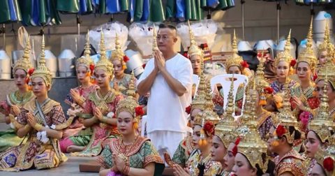 Chen Hanwei gives thanks to Four-Faced Buddha in Thailand with 188 dancers: ‘Let’s pray for blessings together’, Entertainment News