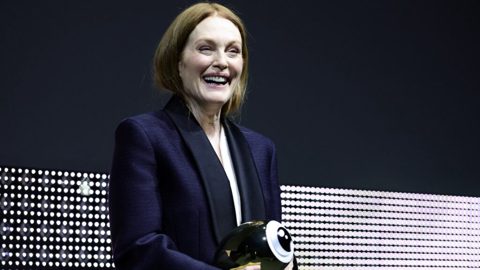 Julianne Moore Accepts Zurich’s Golden Icon Award — in German