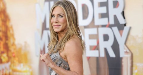 Jennifer Aniston’s Chocolate-Brown Crossbody Is the Rich-Looking Bag Color Made for Fall — Get the Look for $26