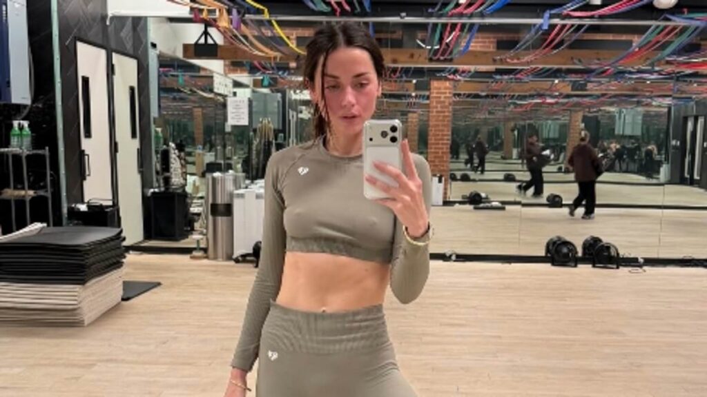 Ana De Armas isn’t letting her workout routine slip over Christmas as the newly single actress shows off her abs at the gym following Tom Cruise split