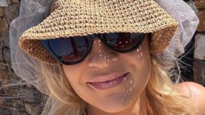Guess who? Aussie TV star goes incognito as she flaunts her INSANE body in skimpy bikini and head net during ‘worst fly season in 40 years’
