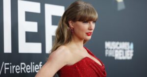 Taylor Swift’s Cozy Sweater Proves This Is the Must-Have Color of the Season