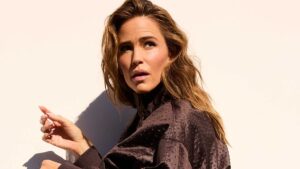 Jennifer Garner says she refuses to ‘gossip’ amid ex Affleck’s divorce from JLo as she flashes her butt and tummy in new shoot