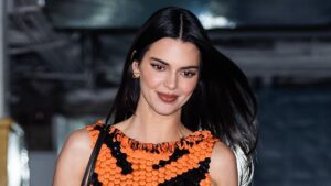 Kendall Jenner FaceTimes ‘friend’ Tom Brady in his car to ask who will win the Super Bowl during appearance on Jimmy Fallon