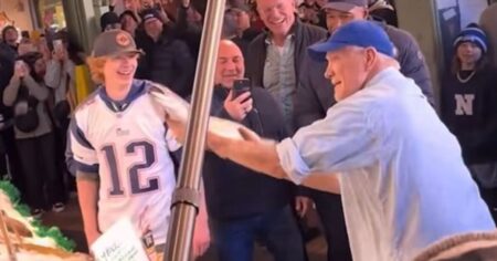 Terry Bradshaw Misses Pike Place Fish Throw to Rob Gronkowski Before NFC Championship in Seattle