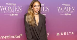 Jennifer Lopez’s Classic Tweed Blazer Instantly Elevates Casual Winter Outfits