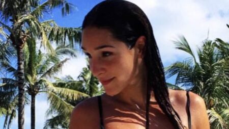 Fitness queen Kayla Itsines shares her simple no-fuss workout for rock-hard abs: ‘No equipment necessary!’