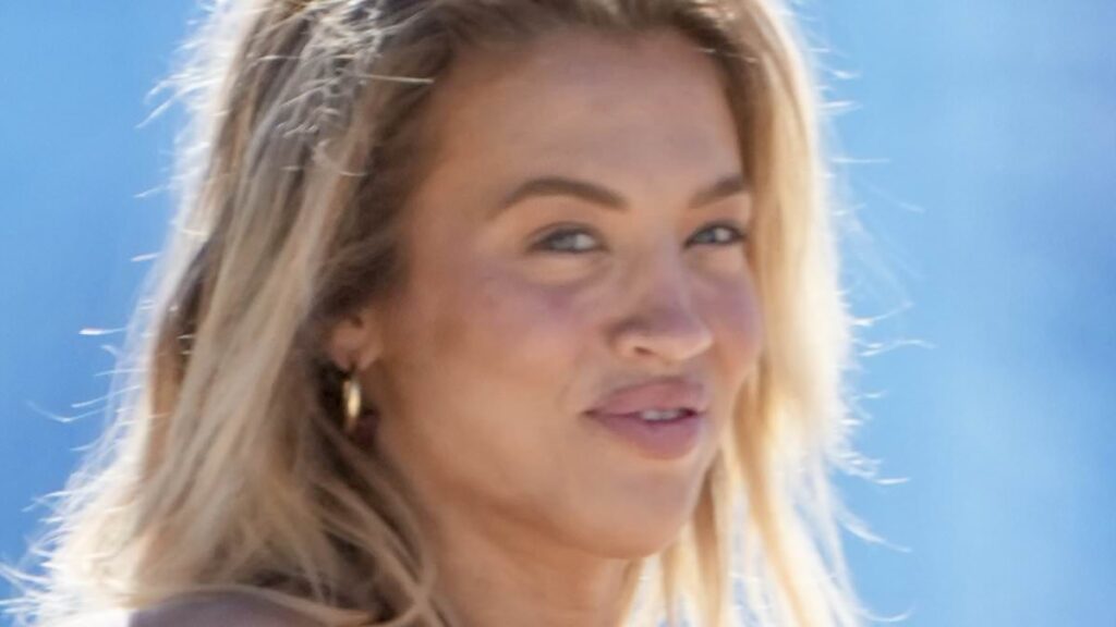 Tammy Hembrow, 32, packs on the PDA with her ‘toy boy’ boyfriend, 23, on the Gold Coast