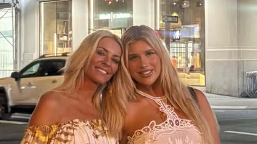 Tess Daly, 57, embraces the New York summer in white shorts during girls’ trip with daughter Phoebe, 21, as estranged husband Vernon Kay proves pair’s split is ‘friendliest in showbiz’ with sweet comment