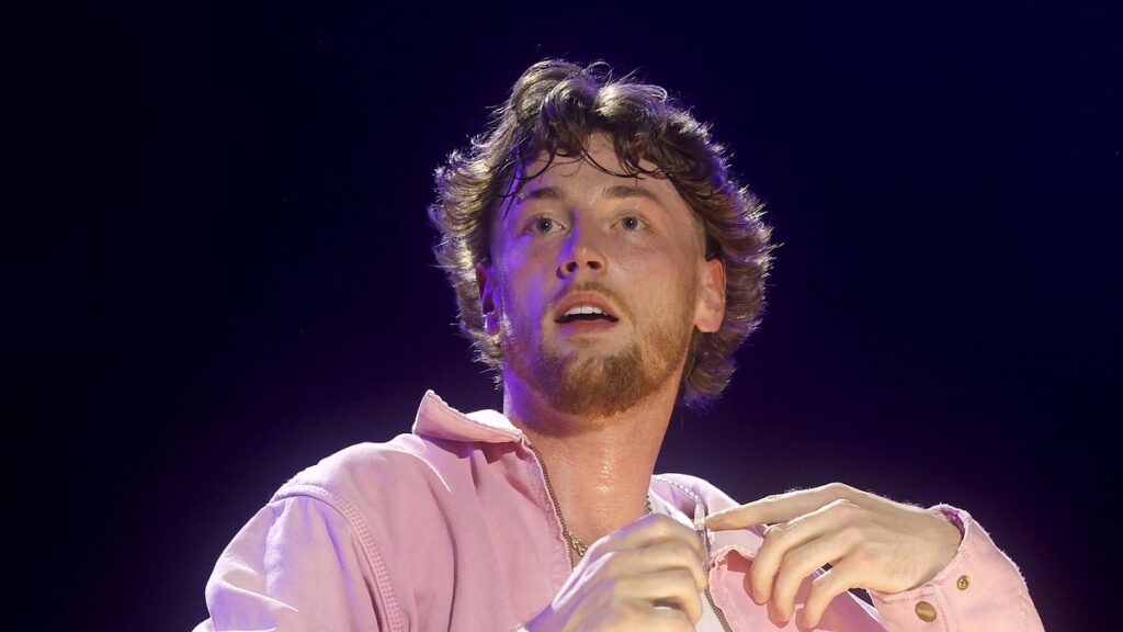 Country star Bailey Zimmerman issues groveling public apology as he faces criminal charges for ‘drunkenly trashing hotel room’