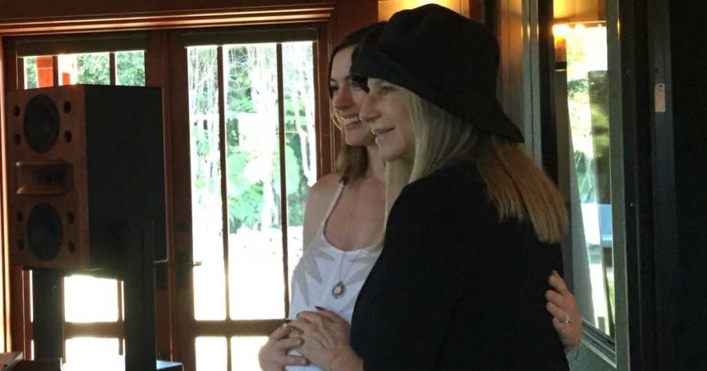 Barbra Streisand Cradles Pregnant Anne Hathaway’s Baby Bump During Rare Appearance