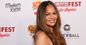 Chrissy Teigen’s Barrel Jeans Are the Cool-Girl Summer Denim Style We’re Copying for $34