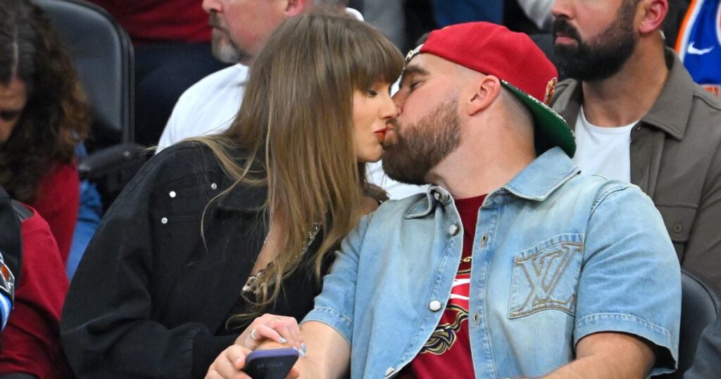 Travis Kelce Honors Taylor Swift With ‘Pretty Man’ Movie Poster at ‘New Heights’ Live Show in L.A.