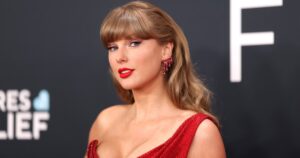 Taylor Swift’s Signature Red Lip Lasts for Hours, Thanks to This Cheap Lip Liner