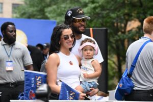 Fan-favorite Jalen Brunson makes Knicks parade a family affair with wife and daughter