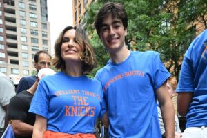 Mariska Hargitay’s son wears punny shirt about his mom at Knicks parade