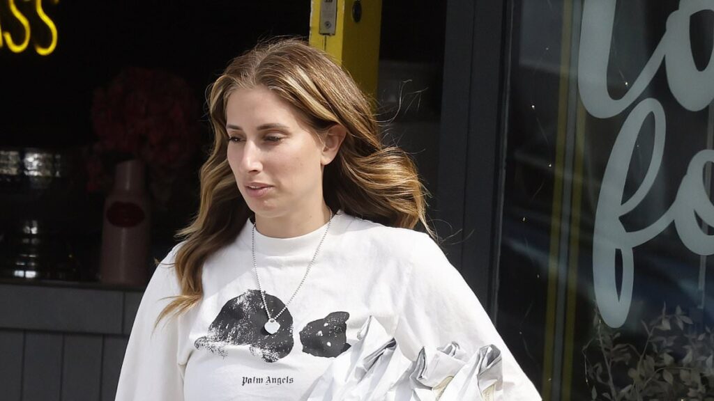 Stacey Solomon cuts a low-key figure as she enjoys lunch in Essex before heading off in her £75k Land Rover