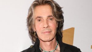Aussie-American rocker Rick Springfield goes viral as he shows off his insane ripped body at 76 while performing shirtless on stage