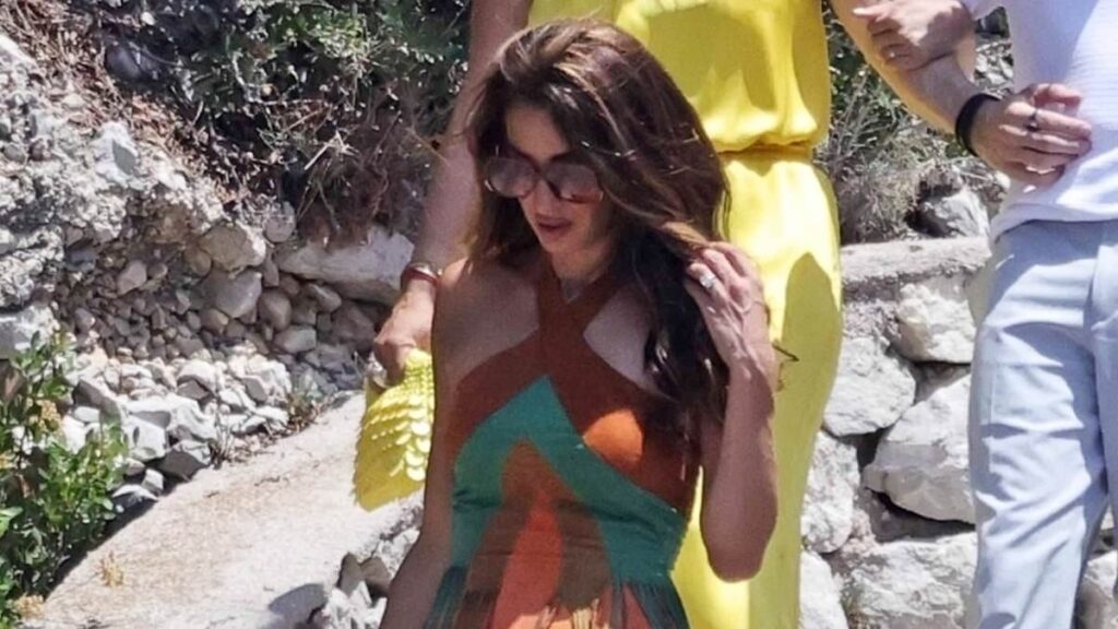 Yabba-dabba-Cloo! Amal rocks the Fred Flintstone look as she and George check out luxurious Capri villa