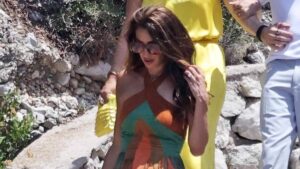 Yabba-dabba-Cloo! Amal rocks the Fred Flintstone look as she and George check out luxurious Capri villa