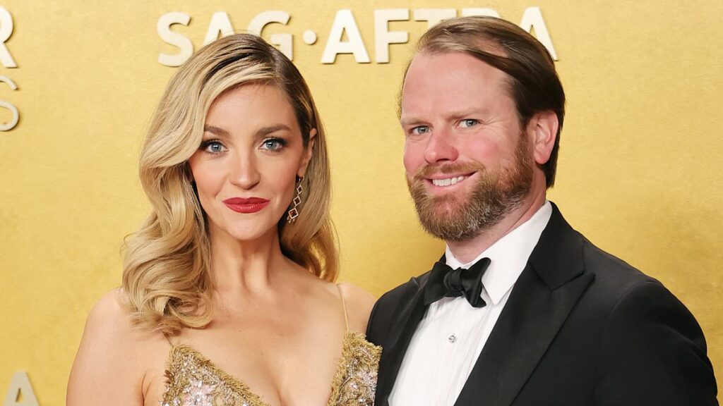 The Bear star Abby Elliott files for divorce from husband Bill Kennedy after 10 years of marriage