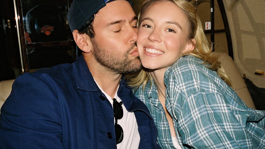 Sydney Sweeney and Scooter Braun’s adventures in Australia: Superstar, 28, flashes cleavage and cozies up to boyfriend, 45, during trip Down Under