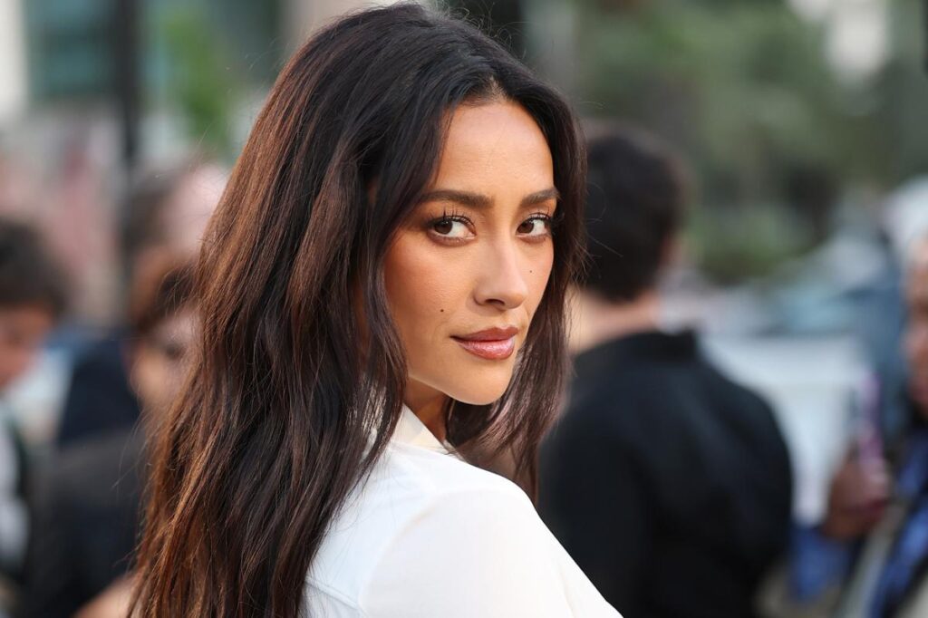 Stars like Shay Mitchell use Solawave’s buy-one-get-one-free red light wands