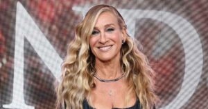Sarah Jessica Parker’s Crisp, Expensive-Looking Skirt Style Is the Rich Mom Alternative to Jeans