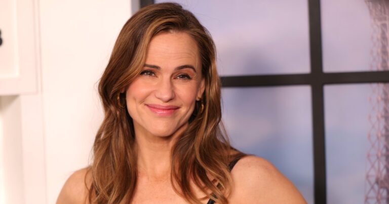 Jennifer Garner’s Rich-Looking Jeans Are the Classic, Anti-Trendy Pair I’d Wear for Years