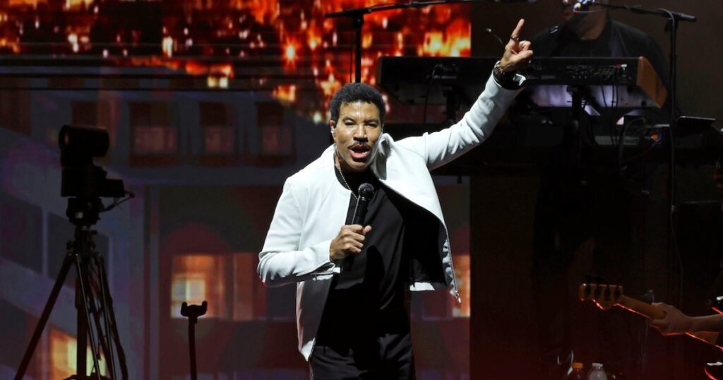 Lionel Richie Returns to Stage, Shares Update After Postponing Shows Amid Illness: ‘I’m Grateful’