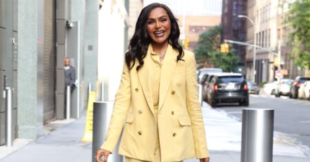 Mindy Kaling’s Gold Accessory Makes Daytime and Nighttime Outfits Better Instantly