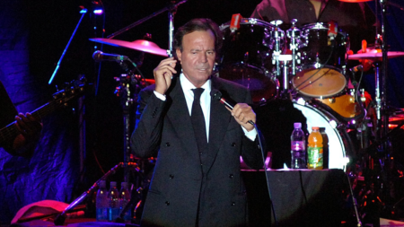 Julio Iglesias sues Spain’s vice president for €50,000