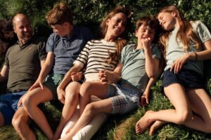 Prince William, Kate Middleton share look at summer with kids in family pics