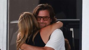 Jennifer Aniston gives her co-star best pals Courteney Cox and Jason Bateman warm hugs as they exit private jet after Spanish vacation