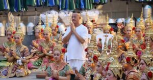 Chen Hanwei gives thanks to Four-Faced Buddha in Thailand with 188 dancers: ‘Let’s pray for blessings together’, Entertainment News