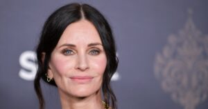 Courteney Cox’s Woven Crossbody Is the Go-With-Everything Bag We’re Copying ASAP