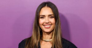 Jessica Alba’s Chocolate Brown Jean Style Is the Summer-to-Fall Trend ‘It’ Girls Are Wearing