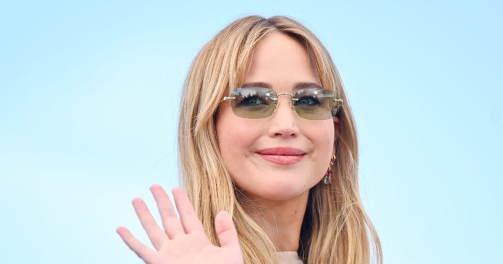 Jennifer Lawrence’s Slouchy Purse Is the Cool Mom Trend We’re Copying This Summer for $21