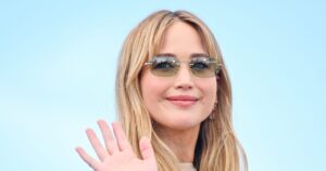 Jennifer Lawrence’s Slouchy Purse Is the Cool Mom Trend We’re Copying This Summer for $21
