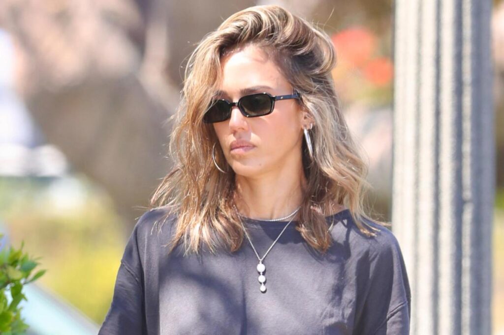 Jessica Alba wears $75 Le Specs sunglasses