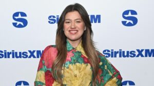 Kelly Clarkson Performs “Golden” From ‘Kpop Demon Hunters’ for Final Talk Show