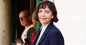 Maggie Gyllenhaal’s Rich-Looking Navy Blazer Is So ‘City Girl Chic’ — Nail the Look for $42