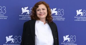 Susan Sarandon Proved This Fancy-Casual, Wear-Everywhere Pants Style Looks Great on Women Over 60